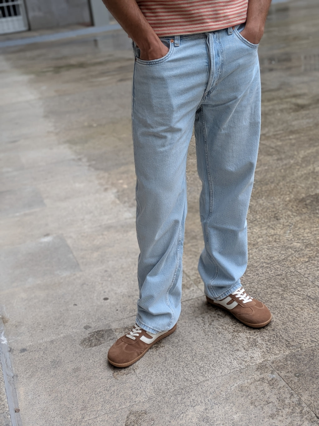 Hombre con vaqueros claros llevando zapatillas barefoot Atlantic Oak color roble en exterior — ARNASA