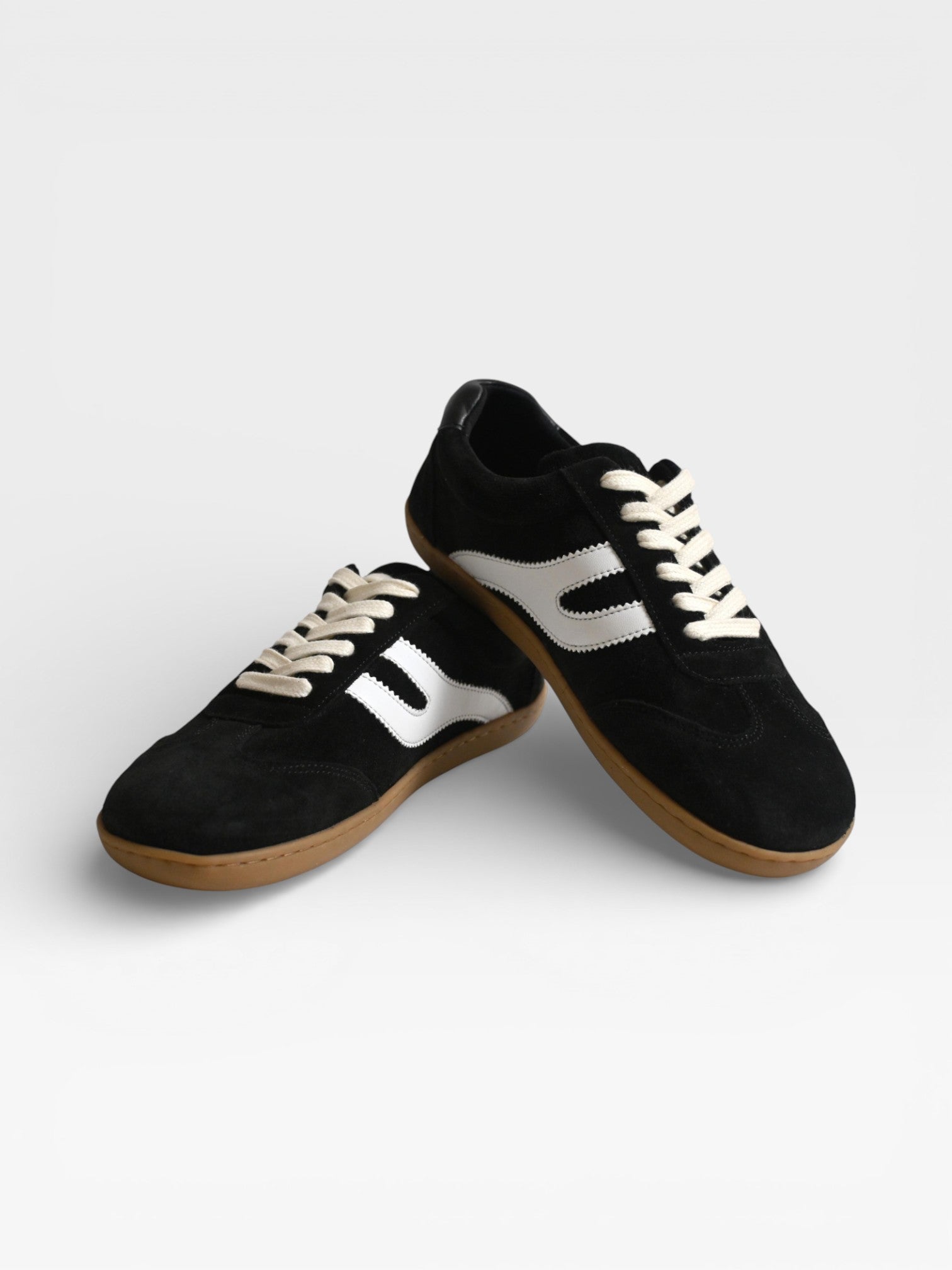 Par de zapatillas barefoot Atlantic Coal negras, vista frontal oblicua — ARNASA