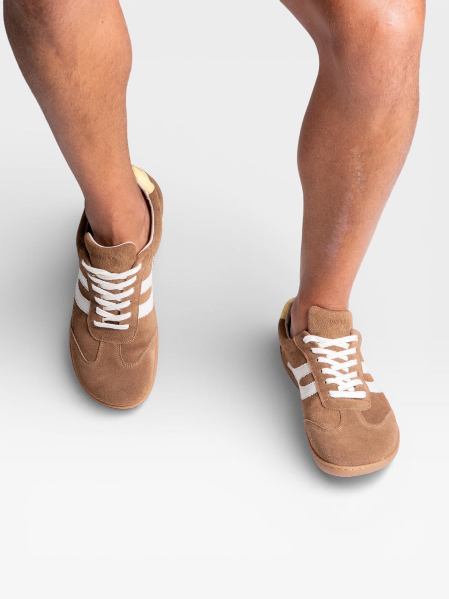 Zapatillas barefoot Atlantic Oak roble en movimiento, vista frontal de los pies — ARNASA