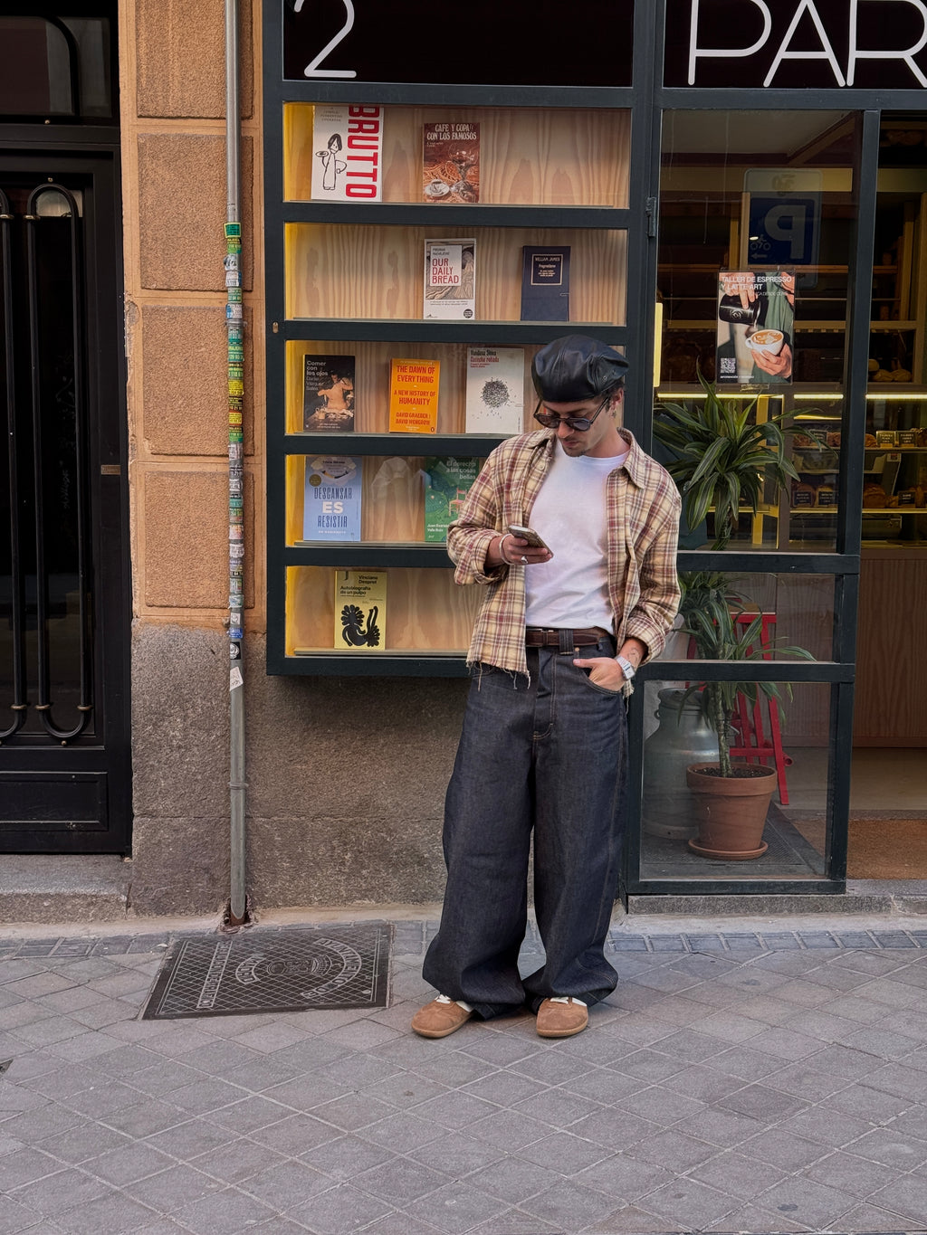 Hombre con zapatillas barefoot Atlantic Oak marrones frente a librería en entorno urbano — ARNASA