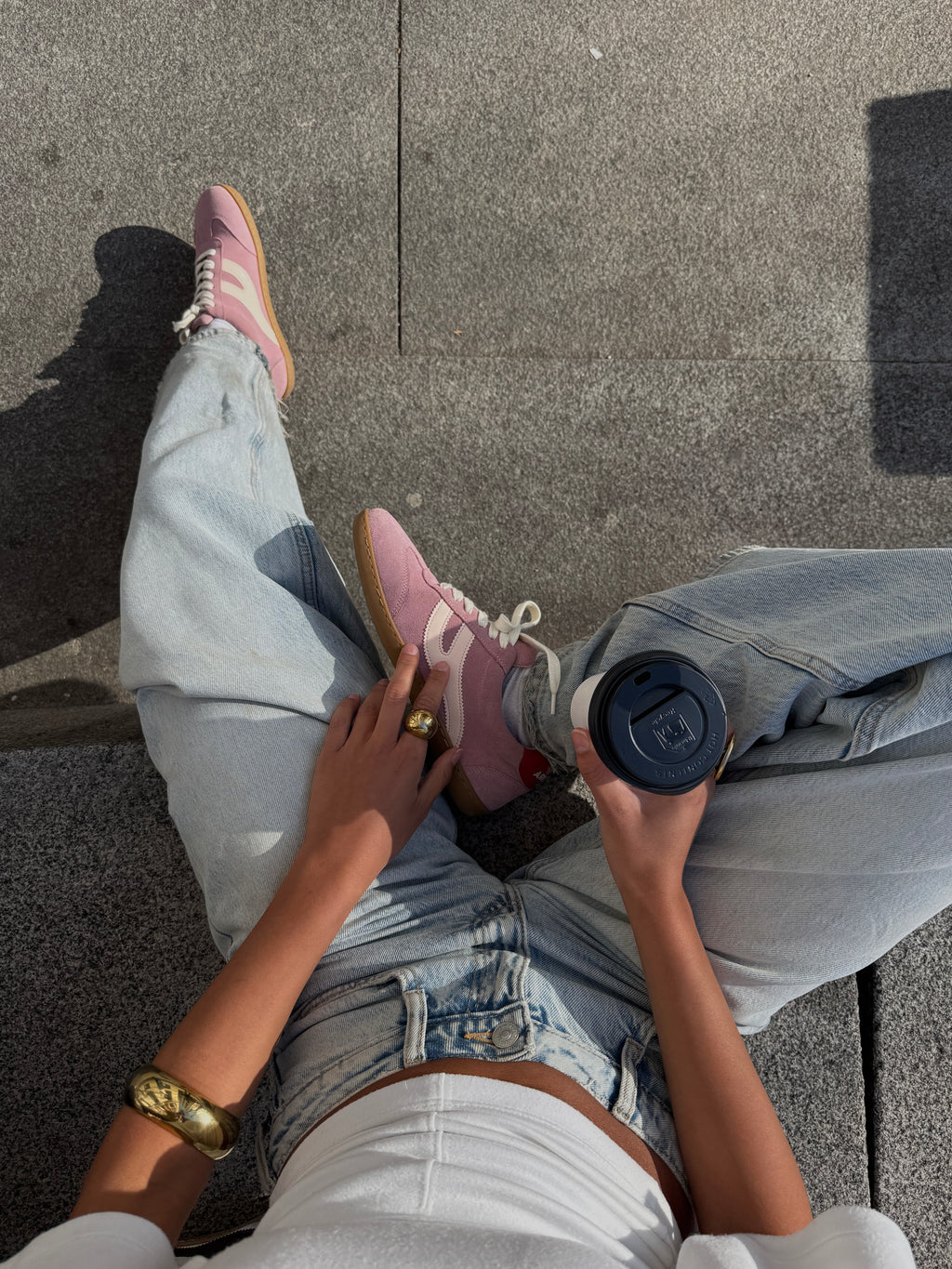 Persona con vaqueros llevando zapatillas barefoot Atlantic Bloom rosa empolvado en exterior — ARNASA