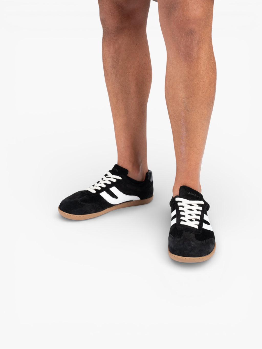 Persona con zapatillas barefoot Atlantic Coal negras puestas, vista frontal pies — ARNASA