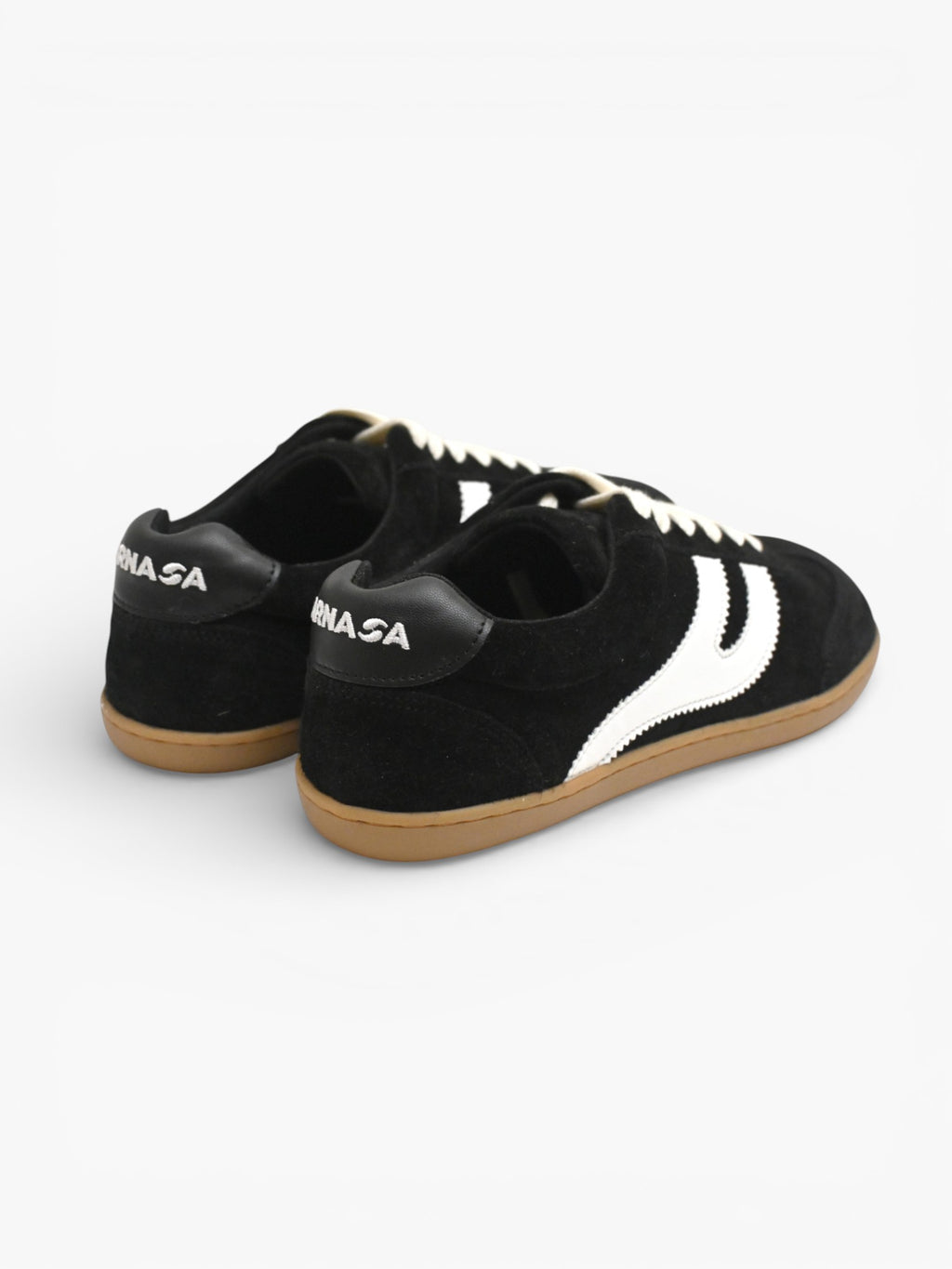 Zapatillas barefoot Atlantic Coal negras, vista trasera con logo ARNASA — ARNASA