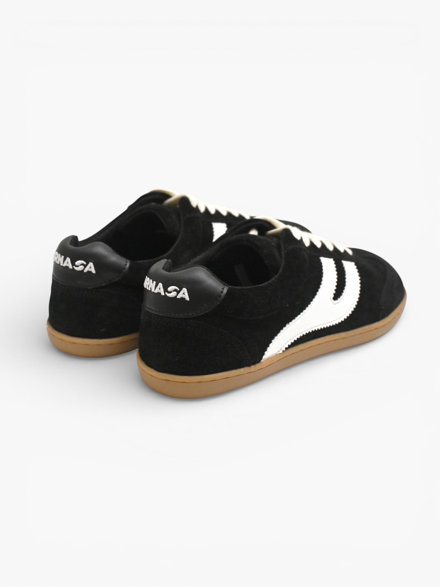 Zapatillas barefoot Atlantic Coal negras, vista trasera con logo ARNASA — ARNASA