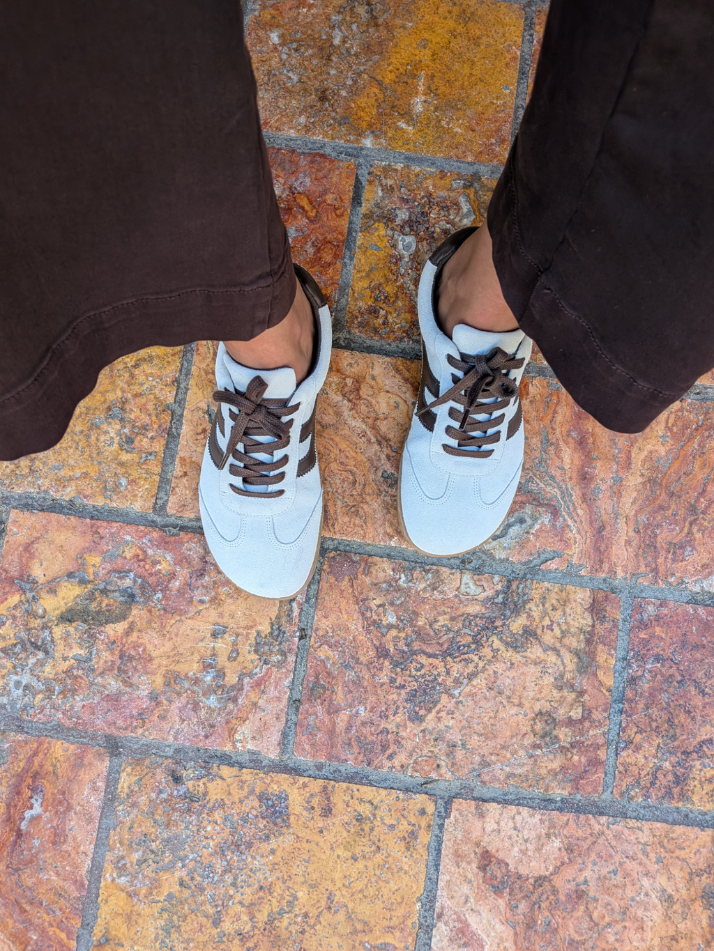 Zapatillas barefoot Atlantic Mist blancas vistas desde arriba sobre adoquines de piedra — ARNASA