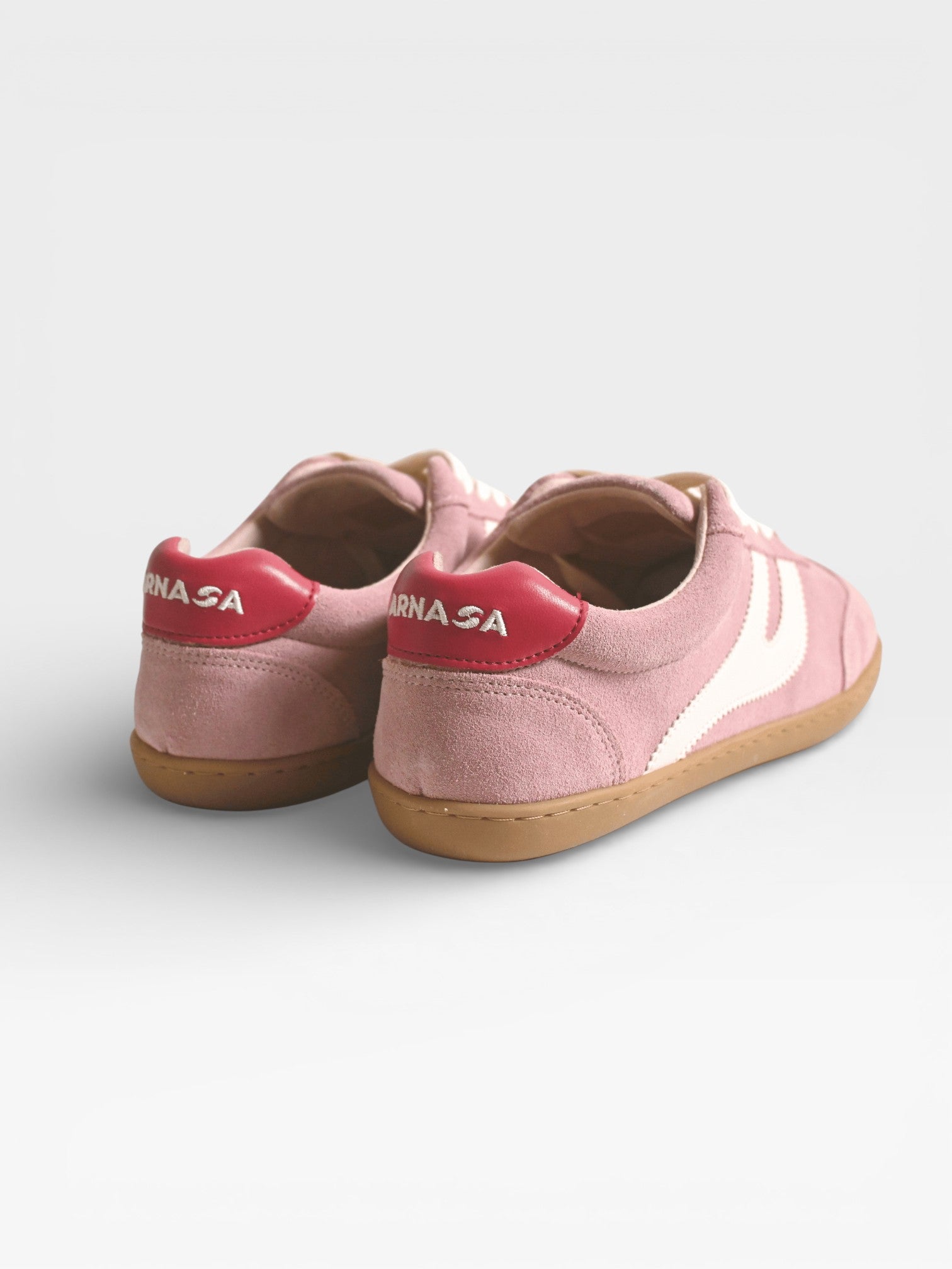 Zapatillas barefoot Atlantic Bloom rosa empolvado, vista trasera con logo ARNASA en rojo — ARNASA