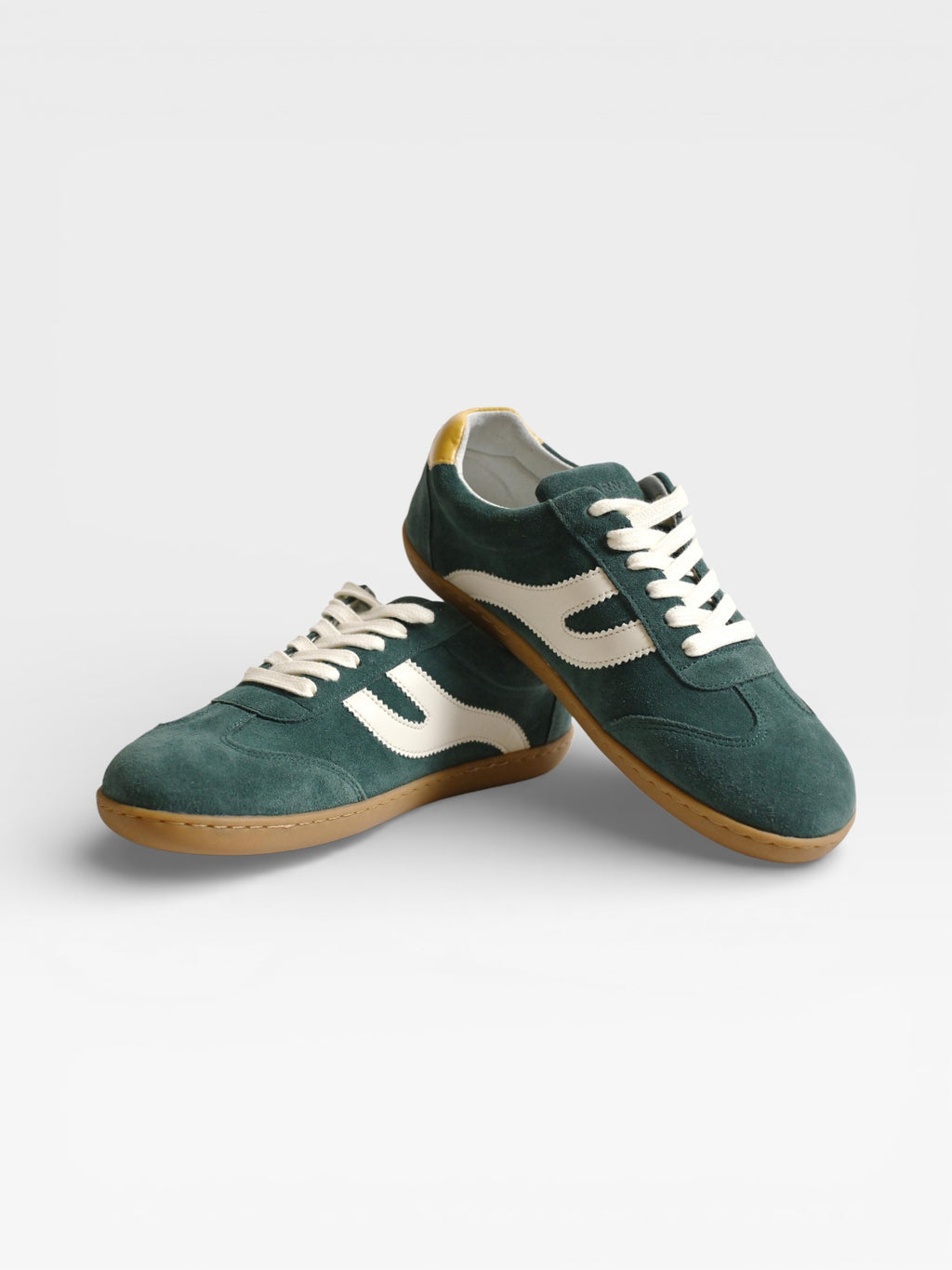 Detalle pie con zapatillas barefoot Atlantic Forest verde bosque en calle urbana — ARNASA