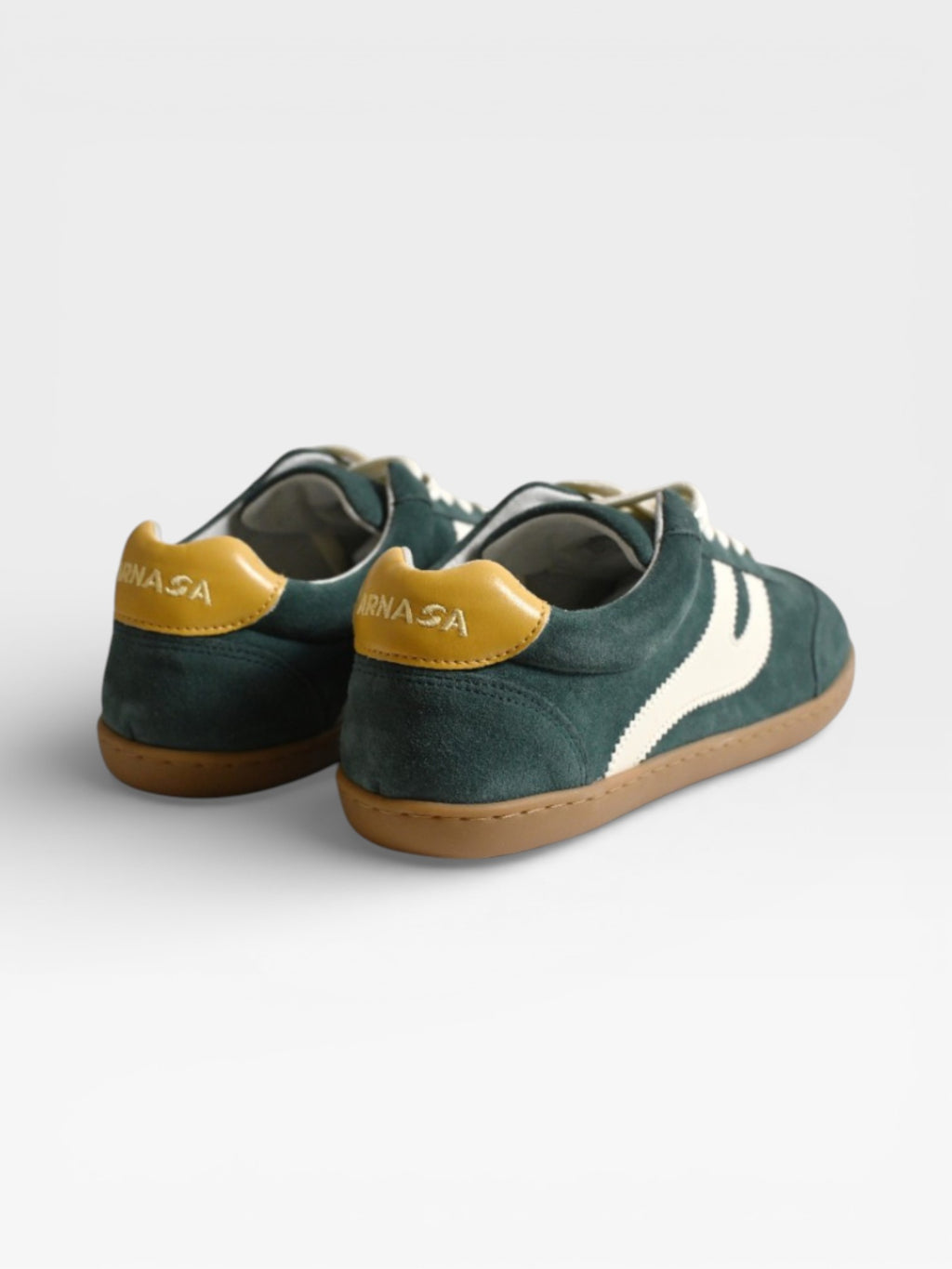 Zapatillas barefoot Atlantic Forest verde bosque en arena de playa, vista lateral — ARNASA