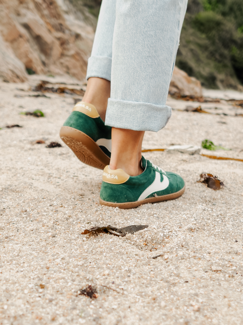 Persona caminando por arena de playa con zapatillas barefoot Atlantic Forest verde bosque — ARNASA