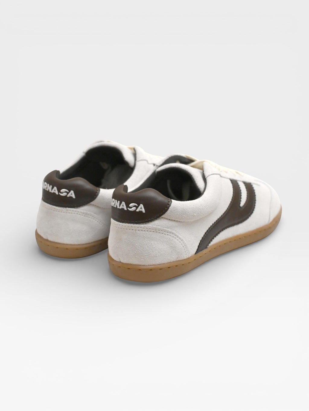 Detalle zapatillas barefoot Atlantic Mist blancas en entorno urbano, lifestyle — ARNASA