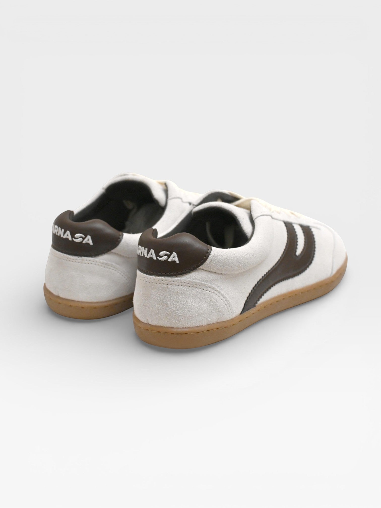 Detalle zapatillas barefoot Atlantic Mist blancas en entorno urbano, lifestyle — ARNASA