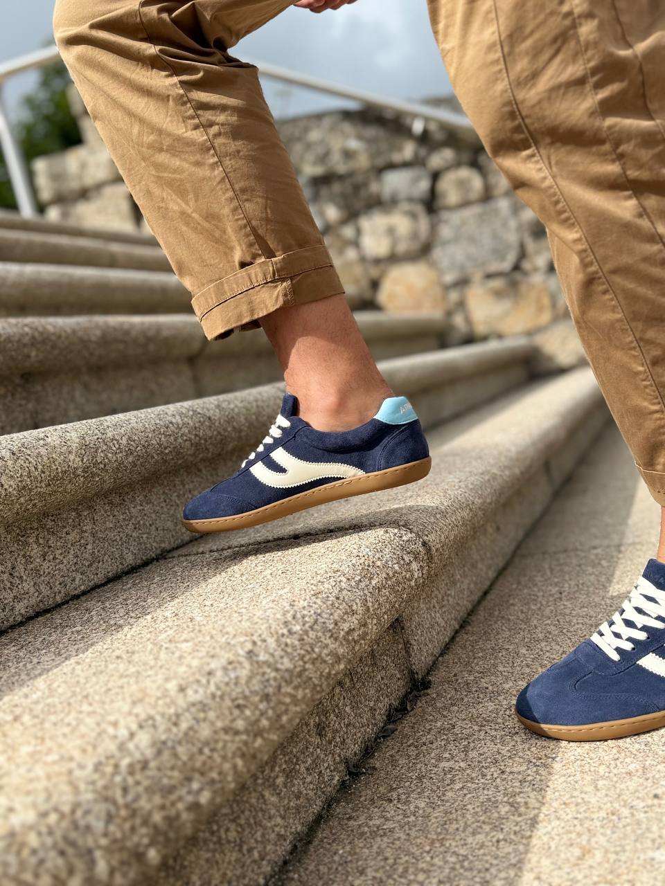 Persona subiendo escalones de piedra con zapatillas barefoot Atlantic Ocean azul marino — ARNASA