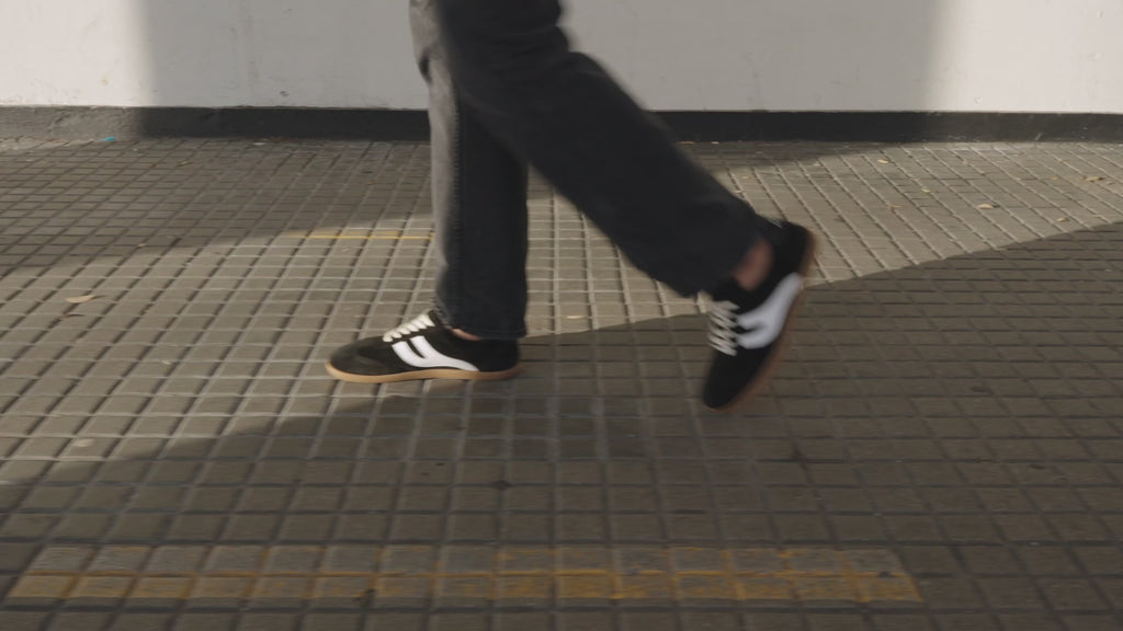 Vídeo zapatillas barefoot Atlantic Coal negras caminando — ARNASA