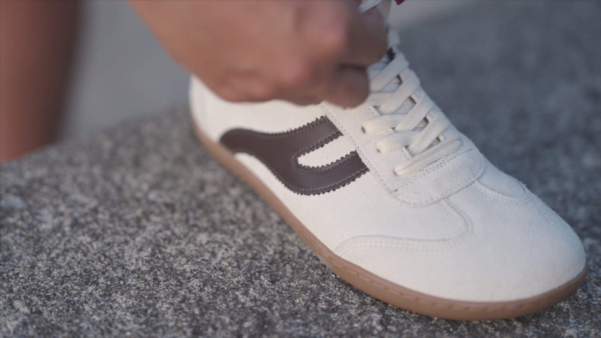 Vídeo zapatillas barefoot Atlantic Mist blancas en movimiento — ARNASA